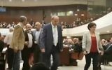 Hanin Zoabi (à droite) et Ahmad Tibi (au centre) rejoignent les autres députés de la Liste arabe unie pendant qu'ils quittent la Knesset pendant le discours d'inauguration de la session parlementaire hivernale du Premier ministre Benjamin Netanyahu, le 31 octobre 2016. (Crédit : capture d'écran YouTube)