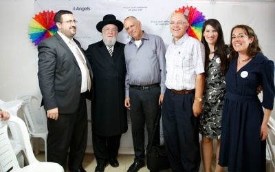 Le lancement de 12 Angels, à Tel Aviv, le 19 octobre 2016. De gauche à droite : Moshe Friedman, PDG de KamaTech, le grand rabbin de Tel Aviv - Yafo Yisrael Meir Lau, Dov Moran, investisseur, David Assia, président d'iAngels, et Lilach Danewitz, d'iAngels.  (Crédit : autorisation)