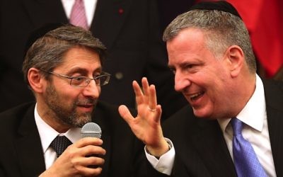 Le Grand Rabbin français Haim Korsia, à gauche, et le maire de New York Bill de Blasio à la Synagogue de Park Eastà New York, le 19 février 2015 (Crédit : Spencer Platt / Getty Images / JTA)