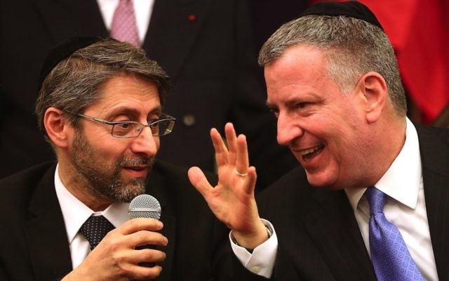 Le Grand Rabbin français Haim Korsia, à gauche, et le maire de New York Bill de Blasio à la Synagogue de Park Eastà New York, le 19 février 2015 (Crédit : Spencer Platt / Getty Images / JTA)