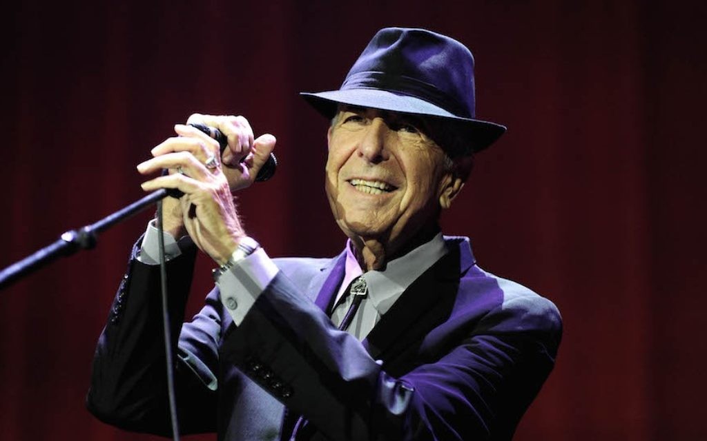 Leonard Cohen, en concert à Londres, en septembre 2013. (Crédit : Brian Rasic/Getty Images via JTA)