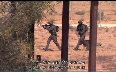 Des commandos de la police des frontières se préparent à une situation de prise d'otages dans une commune du sud d'Israël, près de la frontière avec la péninsule du Sinaï. (Crédit : capture d'écran d'un reportage diffusé le 28 octobre 2016 sur la Dixième chaîne)