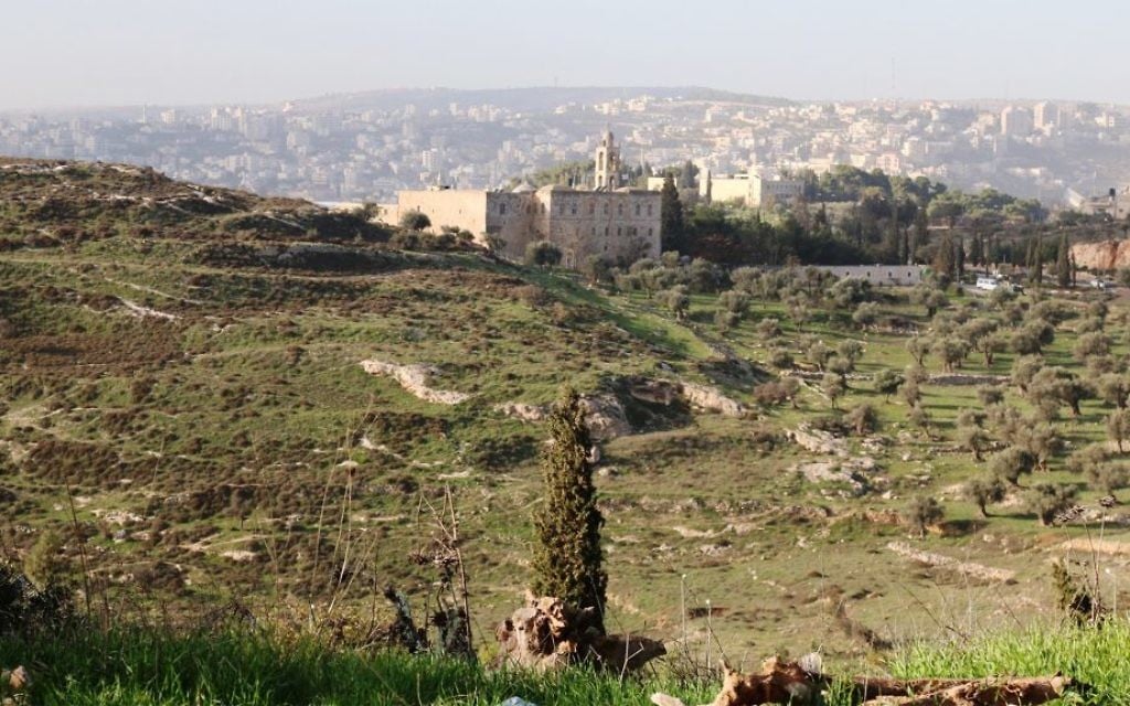La vue depuis le poste d'observation, d'où l'on peut le monastère Mar Elias (Crédit : Shmuel Bar-Am)