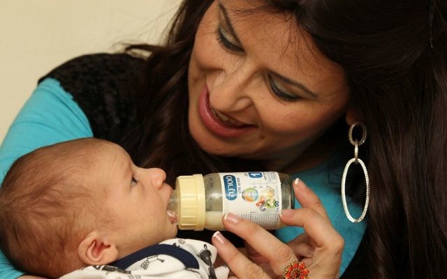 Une mère nourrit son enfant avec un lait maternisé Materna, le 28 février 2011. Illustration. (Crédit : Nati Shohat/Flash90) Une mère nourrit son enfant avec un lait maternisé Materna, le 28 février 2011. Illustration. (Crédit : Nati Shohat/Flash90)