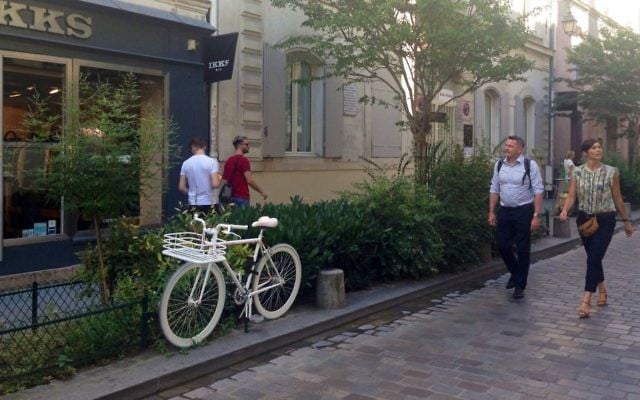 Balade dans le très à la mode quartier du Marais, à Paris. (Crédit : Lisa Klug/Times of Israel)