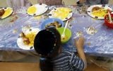 Un jeune garçon mangeant au centre Yad Ezra VeShulamit, qui sert chaque jour un déjeuner chaud à plus de 1 200 enfants sous le seuil de pauvreté, à Jérusalem le 27 septembre 2011. (Crédit : Uri Lenz/FLASH90)