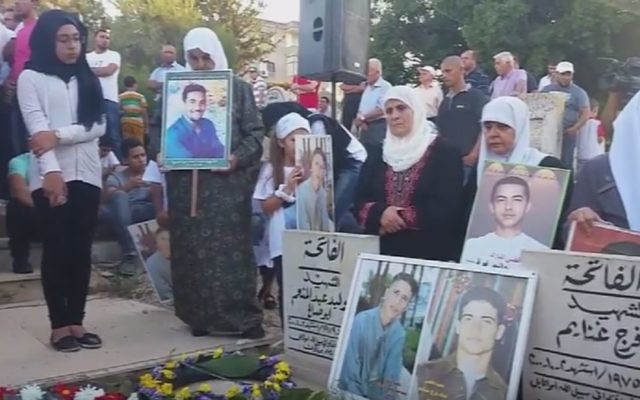 Participants aux commémorations du 16e anniversaire des émeutes d'octobre 2000 à Sakhnin, le 1er octobre 2016. (Crédit : capture d'écran YouTube) Participants aux commémorations du 16e anniversaire des émeutes d'octobre 2000 à Sakhnin, le 1er octobre 2016. (Crédit : capture d'écran YouTube)