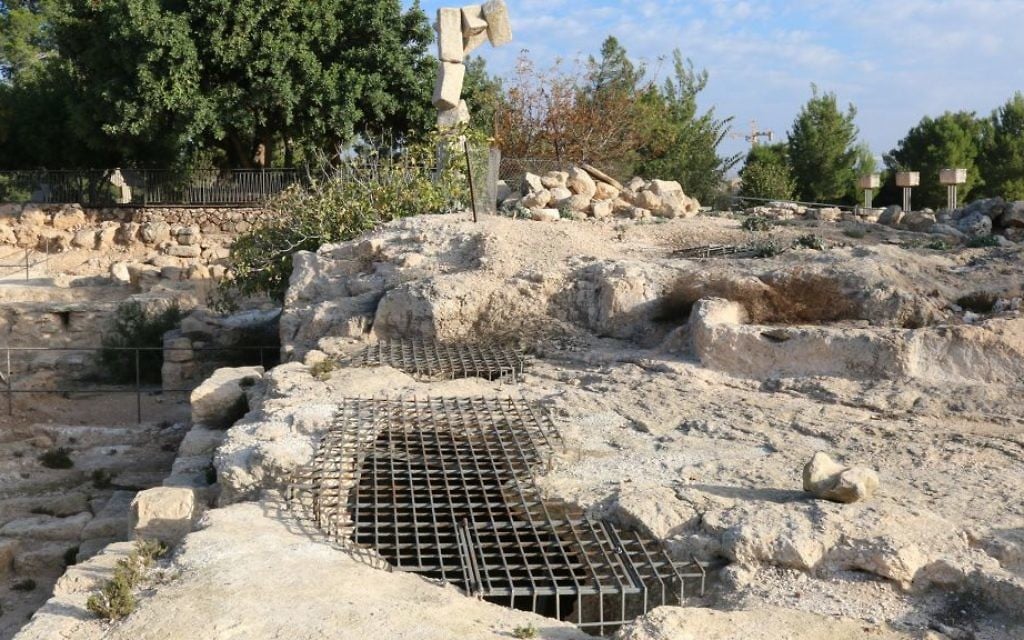 Les Juifs vivant à l'époque des Romains dans la région de Ramat Rachel ont construit les columbariums découverts sur le site, qui ont été utilisés pour élever des colombes (Crédit : Shmuel Bar-Am)