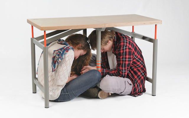 Arthur Brutter a dessiné ses tables, qui permettent de se protéger pendant un séisme, pour son projet final à Bezalel. Elles ont été exposées au musée d’art moderne de New York. (Crédit : Tzur Kotzer via JTA) Arthur Brutter a dessiné ses tables, qui permettent de se protéger pendant un séisme, pour son projet final à Bezalel. Elles ont été exposées au musée d’art moderne de New York. (Crédit : Tzur Kotzer via JTA)