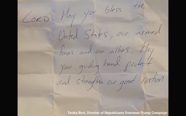 Le message placé au mur Occidental au nom de Donald Trump, candidat républicain à l'élection présidentielle américaine, en octobre 2016. (Crédit : Twitter)