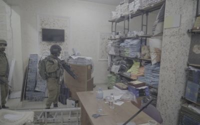 Des soldats dans une imprimerie qui produisait, d'après l'armée israélienne, des affiches et d'autres documents de soutien au terrorisme, à A-Ram, en Cisjordanie, le 19 octobre 2016. (Crédit : unité des porte-paroles de l'armée israélienne)