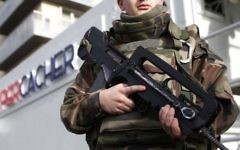 Un soldat français déployé devant la plaque commémorative du supermarché HyperCacher de Paris, le 4 janvier 2016. (Crédit : Thomas Samson/AFP)