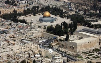 Le Dôme du Rocher, à gauche, sur le complexe appelé al-Haram al-Sharif par les musulmans et mont du Temple par les juifs, et le mur Occidental, site le plus saint du judaïsme, dans la Vieille Ville de Jérusalem, en octobre 2007. (Crédit : Jack Guez/AFP)