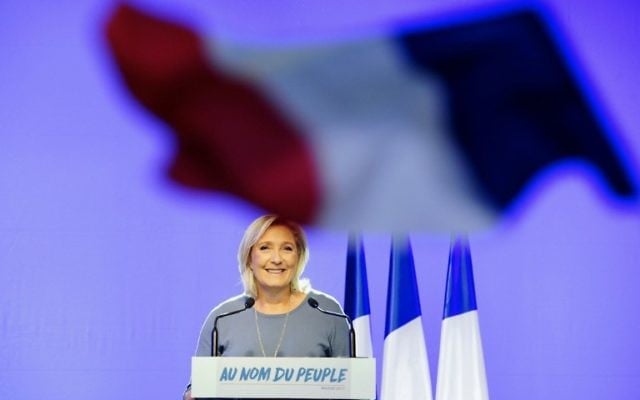 Marine Le Pen lors d'un discours pendant le congrès d'été du FN à Frejus, dans le sud de la France, le 18 septembre 2016 (Crédit : AFP / Franck PENNANT) Marine Le Pen lors d'un discours pendant le congrès d'été du FN à Frejus, dans le sud de la France, le 18 septembre 2016 (Crédit : AFP / Franck PENNANT)