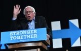 Bernie Sanders lors d'un rassemblement en faveur de la candidate aux élections présidentielles Hillary Clinton à Raleigh, en Caroline du Nord, le 3 novembre 2016 (Crédit : AFP / Jewel SAMAD)