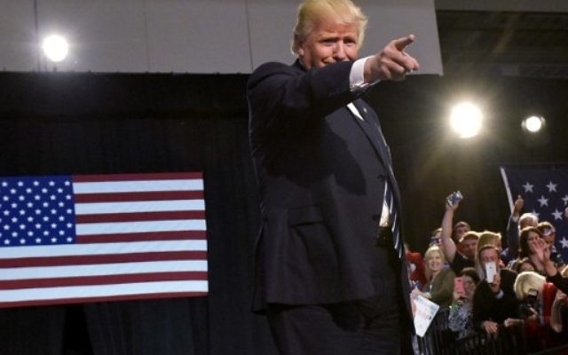 Le nouveau président américain Donald Trump lors de son dernier rassemblement final de sa campagne présidentielle à Devos Place, Grand Rapids, Michigan, le 7 novembre 2016 (Crédit : AFP PHOTO / MANDEL NGAN) Le nouveau président américain Donald Trump lors de son dernier rassemblement final de sa campagne présidentielle à Devos Place, Grand Rapids, Michigan, le 7 novembre 2016 (Crédit : AFP PHOTO / MANDEL NGAN)
