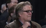 Stephen Bannon pendant le discours de Donald Trump, alors candidat républicain à l'élection présidentielle américaine, pendant le dernier meeting de la campagne, à Grand Rapids, Michigan, le 7 novembre 2016. (Crédit : AFP/Mandel Ngan)