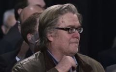 Stephen Bannon pendant le discours de Donald Trump, alors candidat républicain à l'élection présidentielle américaine, pendant le dernier meeting de la campagne, à Grand Rapids, Michigan, le 7 novembre 2016. (Crédit : AFP/Mandel Ngan)