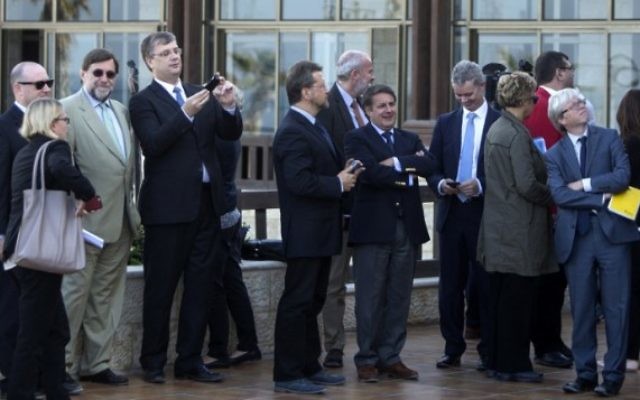Les diplomates avant la conférence de presse du représentant de l'UE à Gaza, le 8 novembre 2016. (Crédit : AFP PHOTO / MAHMUD HAMS)