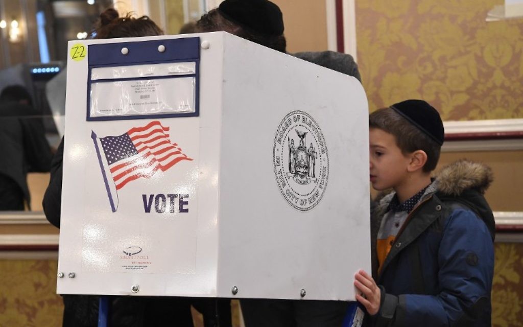 Des électeurs votent pour l'élection présidentielle américaine au centre communautaire juif d'East Midwood, à Brooklyn, le 8 novembre 2016. (Crédit : AFP/Angela Weiss)