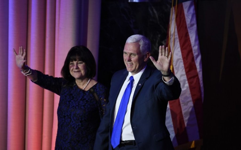 Le vice-président élu Mike Pence et son épouse Karen à New York, le 8 novembre 2016. (Crédit : AFP/Saul Loeb)