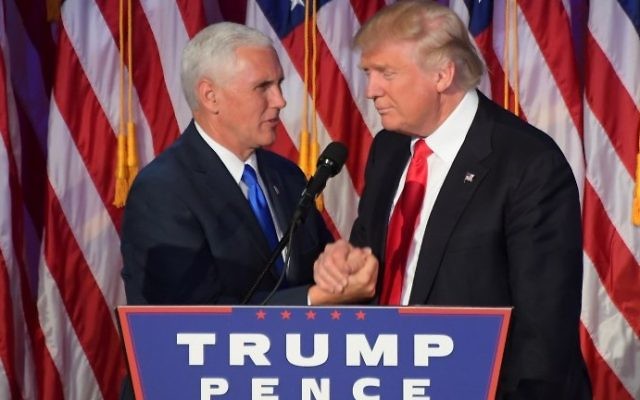 Le président américain élu Donald Trump (à droite) avec son colistier, le vice-président élu Mike Pence, à New York, le 9 novembre 2016. (Crédit : AFP/Jim Watson)