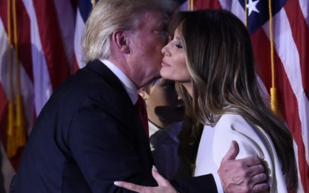 Le président élu Donald Trump et son épouse Melania après son discours de victoire à New York, le 8 novembre 2016. (Crédit : AFP/Saul Loeb)
