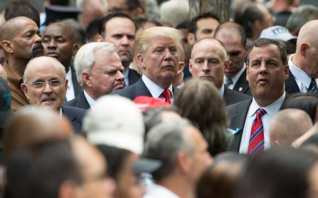 Cette photo d'archive prise le 11 septembre 2016 montre l'ancien maire de New York, Rudy Giuliani (à gauche), le candidat républicain Donald Trump (au centre) et le gouverneur du New Jersey Chris Christie (à droite) pendant qu'ils se tiennent ensemble pendant un service commémoration pour le 11 septembre au Mémorial à New York (Crédit : AFP / Bryan R. Smith)