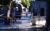 Le kiosque de sécurité à l'entrée de l'ambassade de France dans le centre d'Athènes, après que deux motocyclistes aient lancé une grenade et blessé la garde, le 10 novembre 2016 (Crédit : AFP PHOTO / LOUISA GOULIAMAKI)