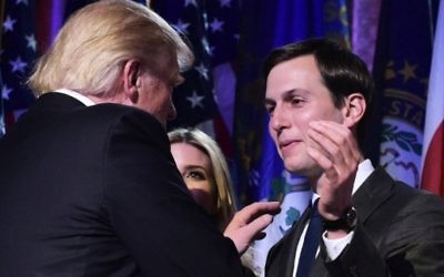 Donald Trump, qui vient de remporter l'élection présidentielle américaine, avec son gendre Jared Kushner à New York, le 9 novembre 2016. (Crédit : Mandel Ngan/AFP)
