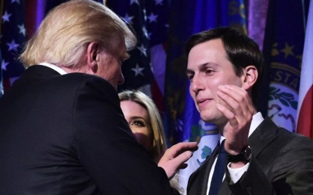 Donald Trump, qui vient de remporter l'élection présidentielle américaine, avec son gendre Jared Kushner à New York, le 9 novembre 2016. (Crédit : Mandel Ngan/AFP)