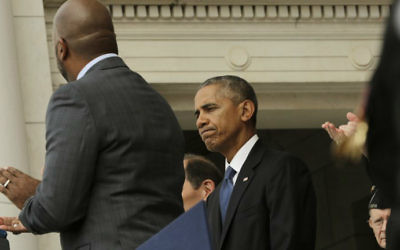 Le président américain Barack Obama arrive à une cérémonie d'hommage pour le Veterans Day, au cimetière national d'Arlington, en Virginie, le 11 novembre 2016. (Crédit : AFP/Yuri Gripas)