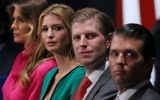 Les membres de la famille du nouveau président américain Donald Trump : son épouse de Melania Trump, sa fille d'Ivanka Trump, et ses fils Eric Trump et Donald Trump Jr. pendant le deuxième débat présidentiel à l'université de Washington à St Louis, dans le Missouri, le 9 octobre 2016 (Crédit : AFP PHOTO / Tasos Katopodis)