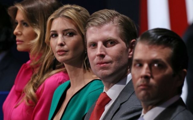 Les membres de la famille du nouveau président américain Donald Trump : son épouse de Melania Trump, sa fille d'Ivanka Trump, et ses fils Eric Trump et Donald Trump Jr. pendant le deuxième débat présidentiel à l'université de Washington à St Louis, dans le Missouri, le 9 octobre 2016 (Crédit : AFP PHOTO / Tasos Katopodis) Les membres de la famille du nouveau président américain Donald Trump : son épouse de Melania Trump, sa fille d'Ivanka Trump, et ses fils Eric Trump et Donald Trump Jr. pendant le deuxième débat présidentiel à l'université de Washington à St Louis, dans le Missouri, le 9 octobre 2016 (Crédit : AFP PHOTO / Tasos Katopodis)