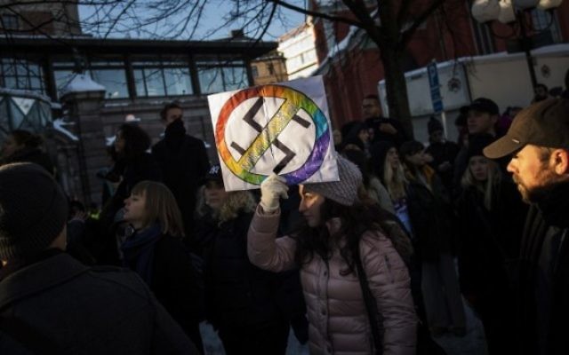 Des contremanifestants protestent contre le Mouvement de résistance nordique (NMR) dans le centre de Stockholm, en Suède, le 12 novembre 2016. (Crédit : AFP/Jonathan Nackstrand)