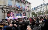 Les gens lancent des ballons devant la mairie du 11ème arrondissement de Paris, le 13 novembre 2016, pour marquer le premier anniversaire des attentats de Paris. (Crédit : AFP/ ALAIN JOCARD)
