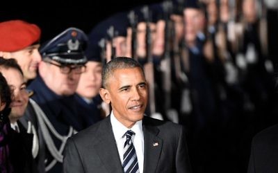 Le président américain Barack Obama après avoir débarqué de l'Air Force One le 16 novembre 2016 à l'aéroport Tegel à Berlin (Crédit : AFP PHOTO / dpa / Rainer Jensen)