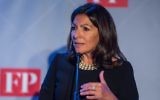 Anne Hidalgo, maire de Paris, a reçu le prix de la "diplomate verte de l'année", décerné par le magazine Foreign Policy, récompensant son action écologique et climatique, à Washington, le 17 novembre 2016. (Crédit : AFP/Zach Gibson)
