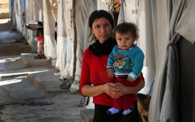 Une femme irakienne déplacée de la communauté Yazidi, qui a fui la violence entre les djihadistes du groupe islamique (EI) et les combattants peshmerga dans la ville de Sinjar, dans le nord du pays, qui se trouve maintenant dans un camp pour les personnes déplacées dans la zone de Sharia, à 15 kilomètres de la ville de Dohuk, le 17 novembre 2016. (Crédit : Safin Hamed/AFP) Une femme irakienne déplacée de la communauté Yazidi, qui a fui la violence entre les djihadistes du groupe islamique (EI) et les combattants peshmerga dans la ville de Sinjar, dans le nord du pays, qui se trouve maintenant dans un camp pour les personnes déplacées dans la zone de Sharia, à 15 kilomètres de la ville de Dohuk, le 17 novembre 2016. (Crédit : Safin Hamed/AFP)