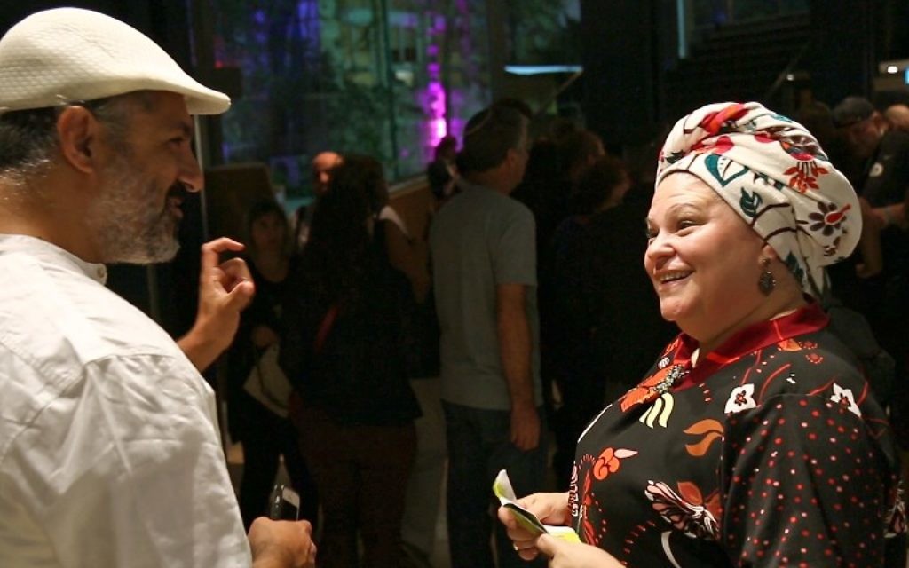 La réalisatrice israélienne ultra-orthodoxe Rama Burshtein (à droite) discute avec un homme pendant le Festival du film de Haïfa, le 20 octobre 2016. (Crédit : AFP/Nir Kafri) La réalisatrice israélienne ultra-orthodoxe Rama Burshtein (à droite) discute avec un homme pendant le Festival du film de Haïfa, le 20 octobre 2016. (Crédit : AFP/Nir Kafri)