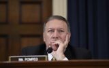 Mike Pompeo, alors représentant républicain du Kansas, pendant le témoignage de l'ancienne secrétaire d'Etat américaine Hillary Clinton devant la commission de la Chambre sur Bengazi, à Washington, D.C., le 22 octobre 2015. (Crédit : Saul Loeb/AFP)