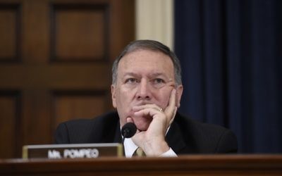 Mike Pompeo, alors représentant républicain du Kansas, pendant le témoignage de l'ancienne secrétaire d'Etat américaine Hillary Clinton devant la commission de la Chambre sur Bengazi, à Washington, D.C., le 22 octobre 2015. (Crédit : Saul Loeb/AFP)