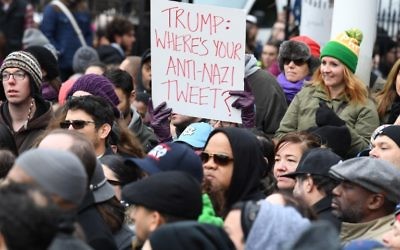 Des manifestants protestent contre le racisme et la haine, après la découverte de croix gammées au parc Adam Yauch de Brooklyn, à New York, le 20 novembre 2016. (Crédit : AFP/Angela Weiss)