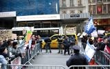 Manifestants pro- et anti-Trump devant la Trump Tower, à New York, le 20 novembre 2016. (Crédit : AFP/Kena Betancur)
