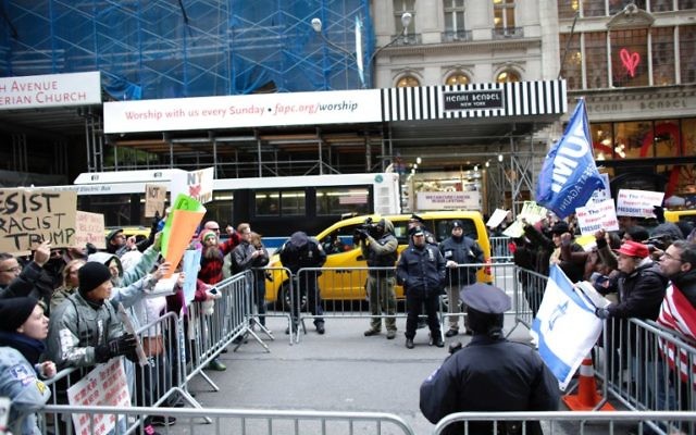 Manifestants pro- et anti-Trump devant la Trump Tower, à New York, le 20 novembre 2016. (Crédit : AFP/Kena Betancur) Manifestants pro- et anti-Trump devant la Trump Tower, à New York, le 20 novembre 2016. (Crédit : AFP/Kena Betancur)