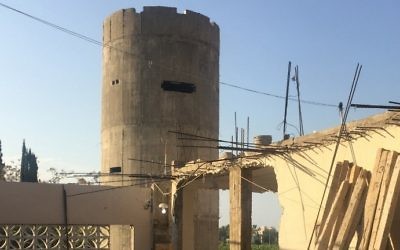 Une barrière de sécurité construite par l'armée libanaise au camp de réfugiés palestiniens d'Aïn Héloué, dans le sud du pays, le 21 novembre 2016. (Crédit : AFP/STRINGER)
