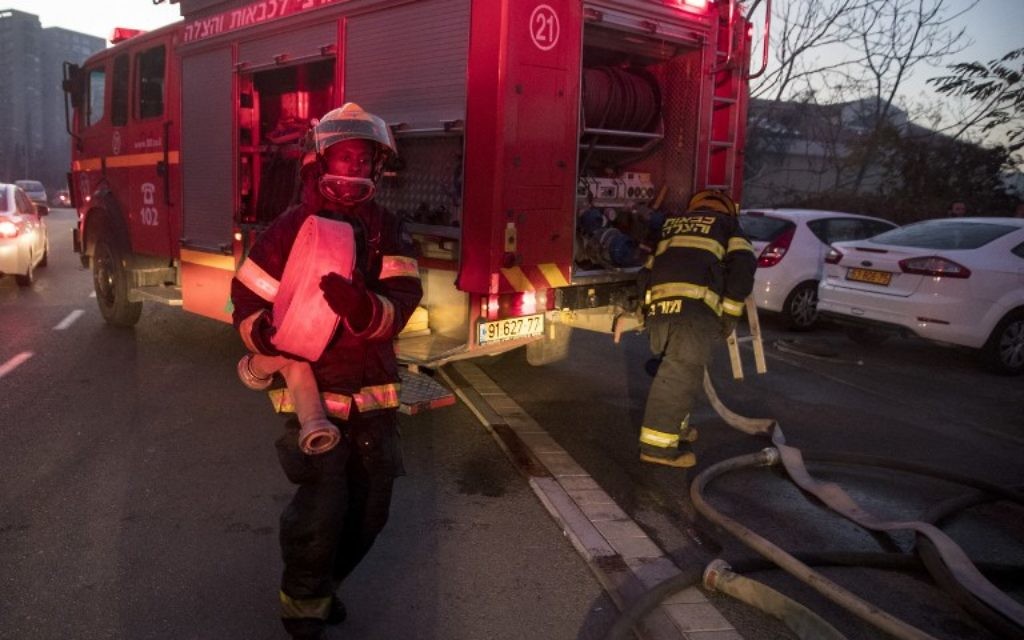 Des pompiers à Haifa, le 24 novembre 2016 (Crédit : AFP/JACK GUEZ)