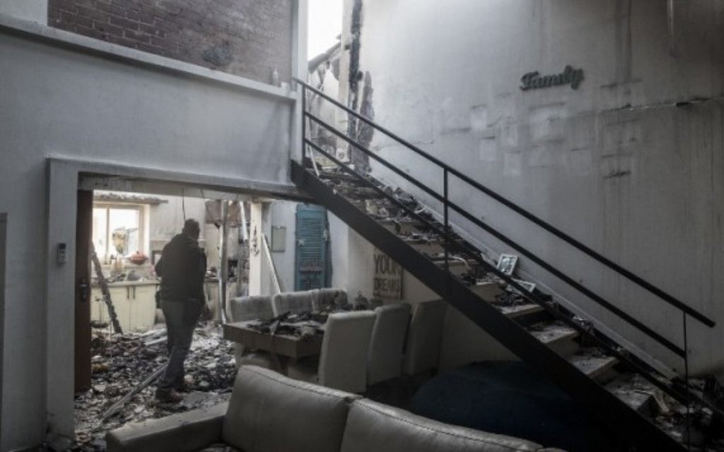 Vue générale des dégâts causés dans une maison brûlée à Haïfa après un incendie de forêt, le le 25 novembre 2016 . (Crédit : AFP/jack Guez)