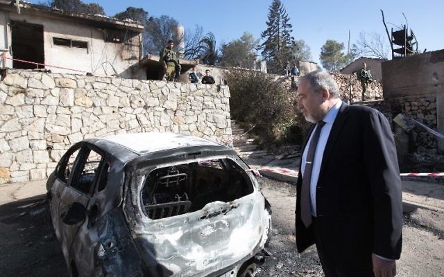 Le ministre de la Défense Avigdor Liberman inspecte des maisons brûlées dans l'implantation de Halamish, en Cisjordanie, le 27 novembre 2016. (Crédit : AFP/Menahem Kahana) Le ministre de la Défense Avigdor Liberman inspecte des maisons brûlées dans l'implantation de Halamish, en Cisjordanie, le 27 novembre 2016. (Crédit : AFP/Menahem Kahana)