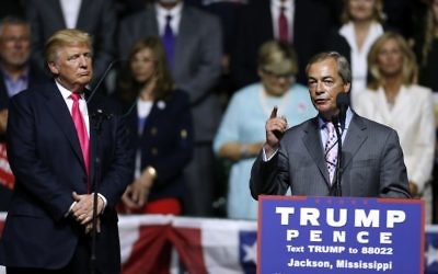 Le candidat républicain à la présidentielle américaine Donald Trump, à gauche, écoute le président du parti indépendant du Royaume-Uni, Nigel Farage, pendant un meeting de campagne à Jackson, Mississippi, le 24 août 2016. (Crédit : AFP/Jonathan Bachman/Getty Images)